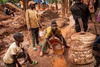 Crianças trabalhando em uma mina em Kivu do Sul, na República Democrática do Congo