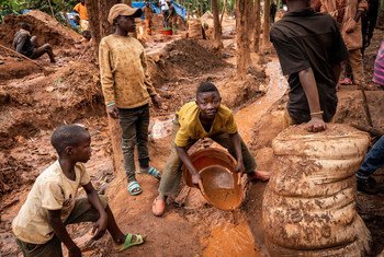 Unos niños trabajando en una mina de Kivu del Sur, en la República Democrática del Congo