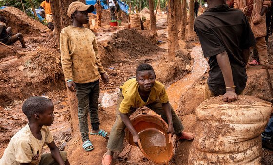 काँगो लोकतांत्रिक गणराज्य के दक्षिण किवु की एक ख़दान में काम करते बच्चे.