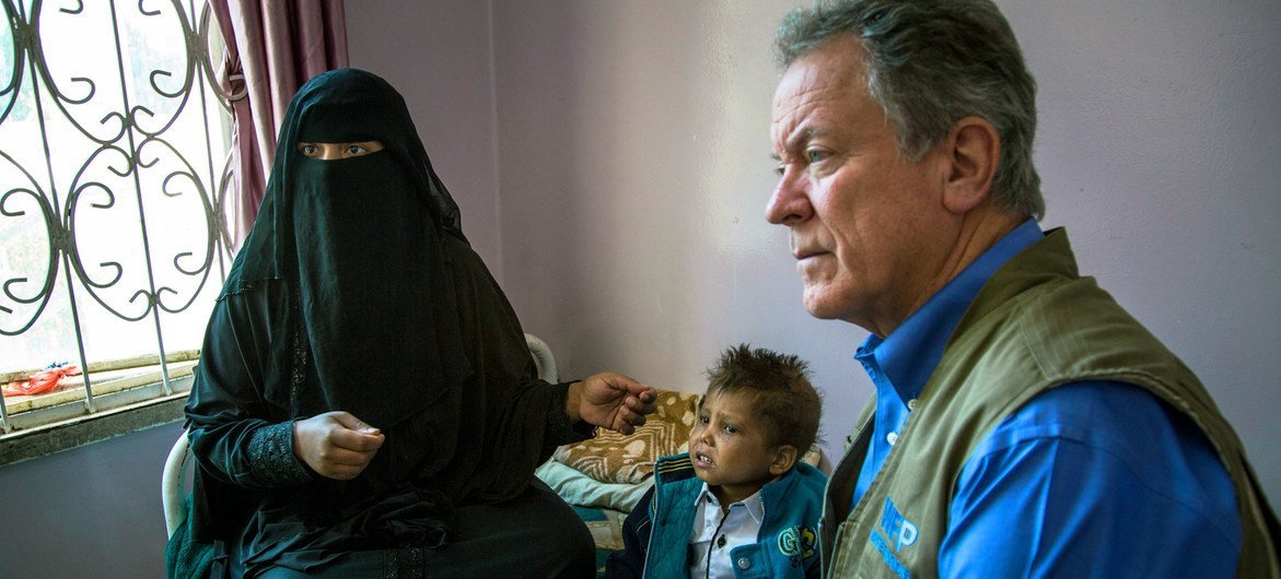 World Food Programme Executive Director, David Beasley, visits the Al Sabeen maternal hospital in Sana'a, Yemen.