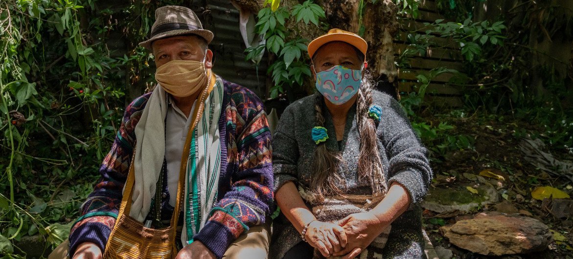 أرسلت وزارة الصحة في بوغوتا ممرضة من Muisca إلى سوبا، شمال بوغوتا، كولومبيا، للتحقق من وضع السكان الأصليين المحليين.
