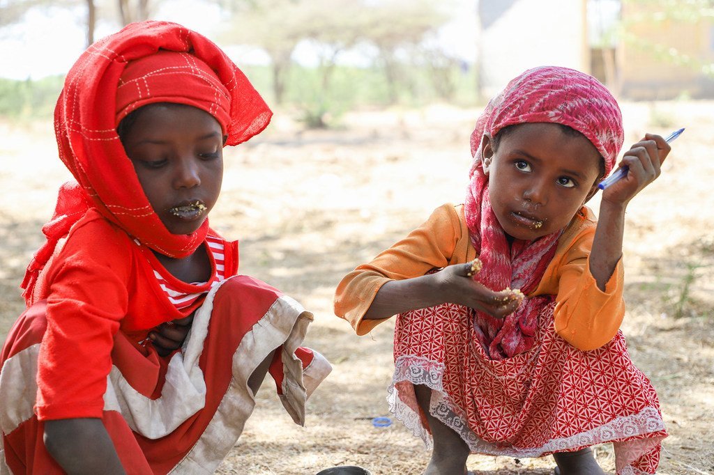 Niñas en Etiopía comiendo parte de los alimentos entregados en la escuelas por el Programa Mundial de Alimentos.