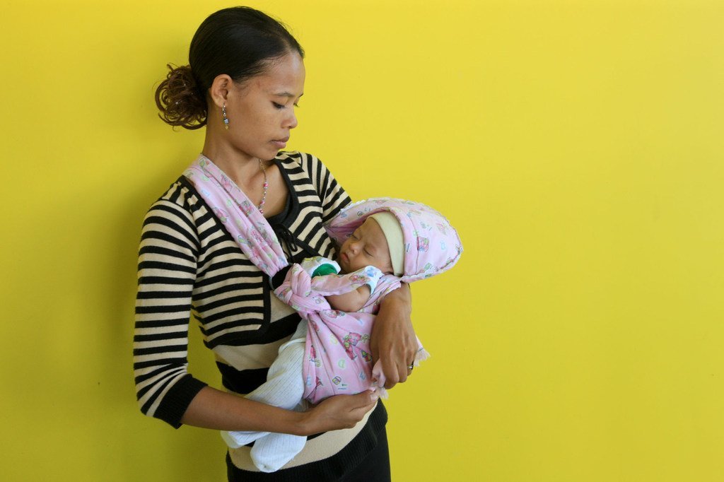 东帝汶苏艾的一位母亲和她的新生儿。