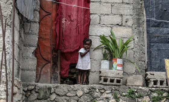 Треть детей Гаити нуждаются в гуманитарной помощи.