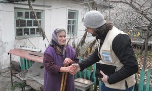 Сотрудники отделения УВКБ помогают нуждающимся жителям Украины