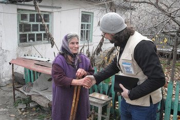 Сотрудники отделения УВКБ помогают нуждающимся жителям Украины