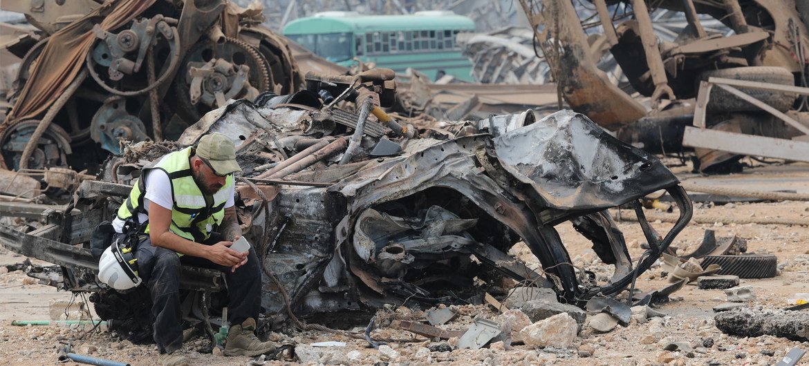 लेबनान के बेरूत में भीषम विस्फोट के बाद हुई भारी तबाही वाले स्थल पर एक आपातकालीन कार्यकर्ता.