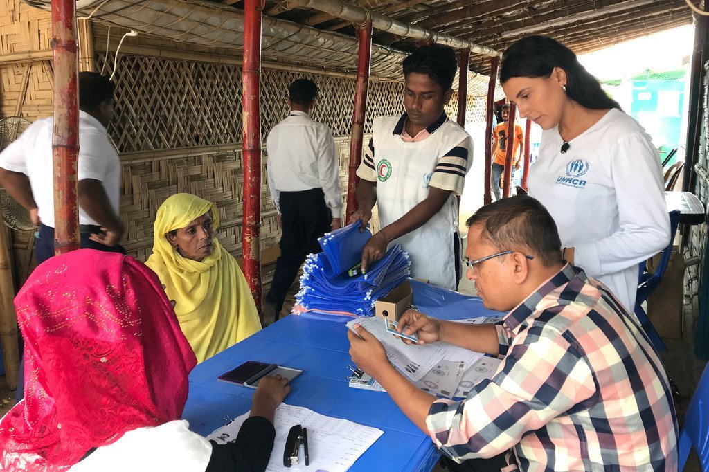 أحد موظفي المفوضية يساعد في تسجيل لاجئي الروهينجا في مخيم كوتوبالونج للاجئين في كوكس بازار ، بنغلاديش. (24 يوليو 2019)