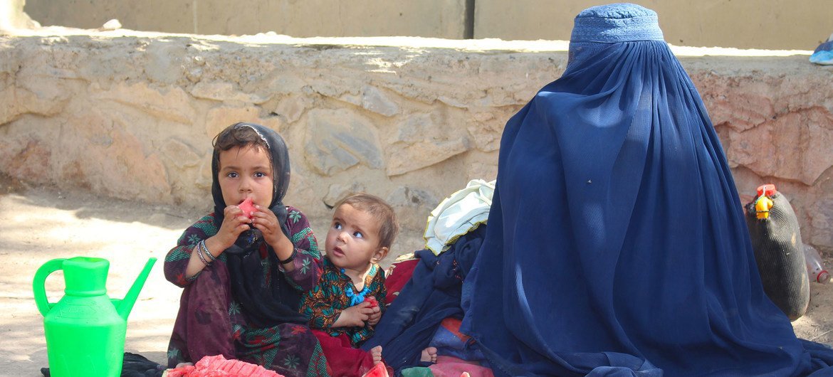 Une mère et son enfant ont fui les combats à Lashkargah et vivent désormais dans un camp de déplacés à Kandahar, dans le sud de l'Afghanistan.