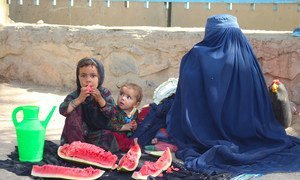 Une mère et son enfant ont fui les combats à Lashkargah et vivent désormais dans un camp de déplacés à Kandahar, dans le sud de l'Afghanistan.