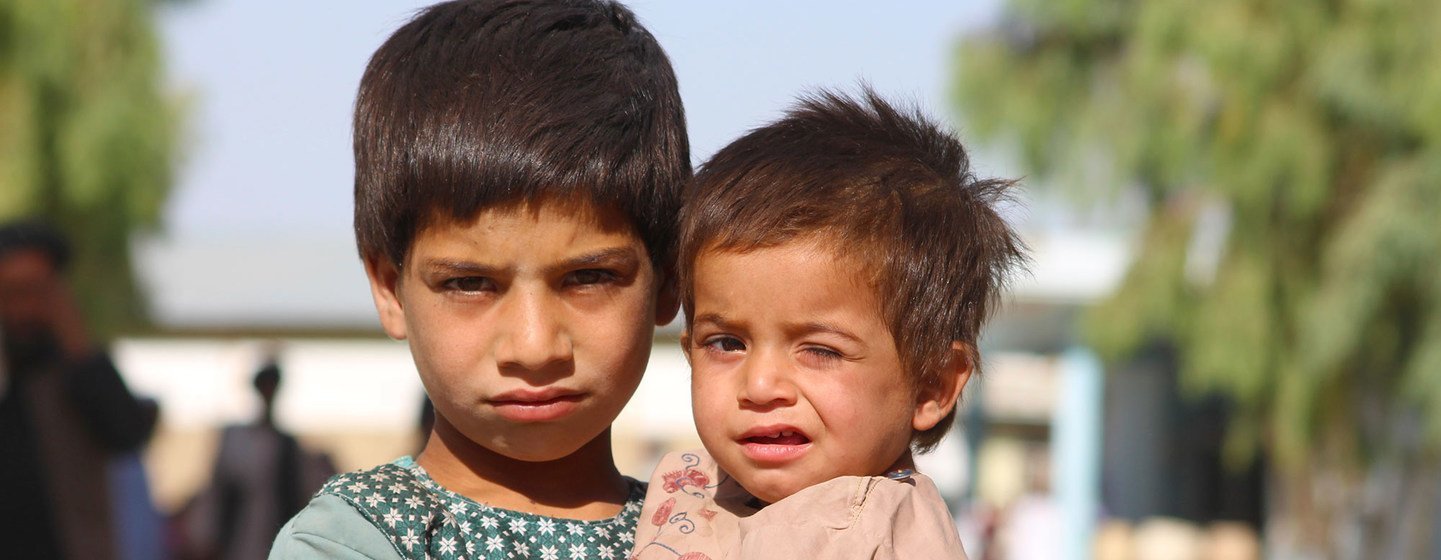 Un garçon de cinq ans tient son petit frère dans ses bras dans un camp de personnes déplacées à Kandahar, dans le sud de l'Afghanistan.