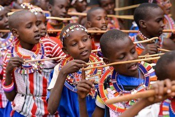 من الأرشيف: أطفال من شعوب الماساي الأصلية يلعبون. حصلت شعوب الأوجيك الأصلية على تعويضات من المحكمة الأفريقية لحقوق الإنسان والشعوب.