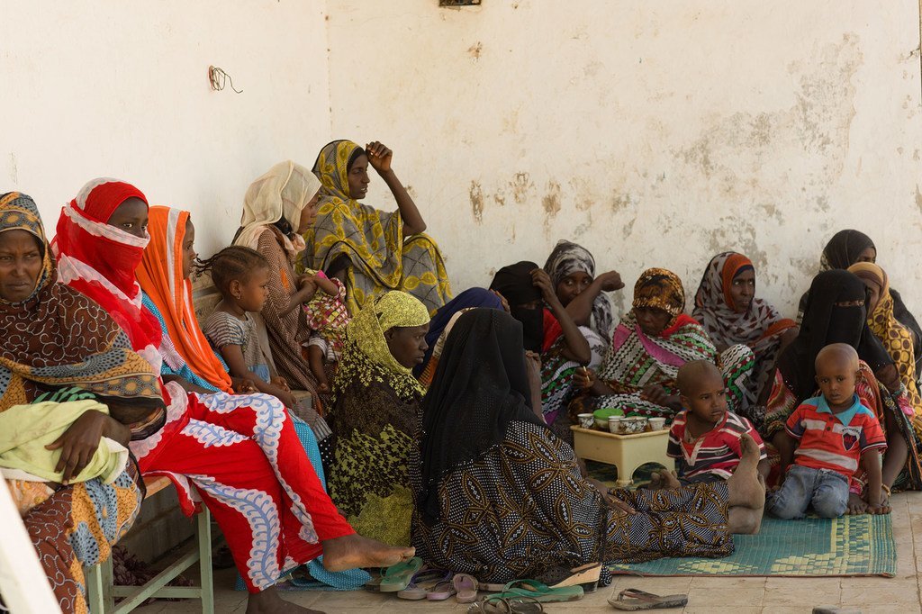 (من الأرشيف) أمهات يحضرن مجموعة دعم مع أطفالهن في مركز صحي في ولاية عفار، إثيوبيا.