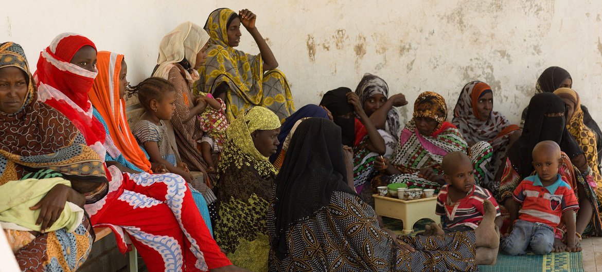 埃塞俄比亚阿法尔州，母亲和她们的孩子参加一个健康中心的支持小组。(档案照片)