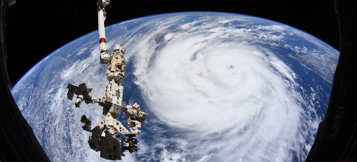 El huracán Ida se ve en esta imagen tomada a bordo de la Estación Espacial Internacional.  El peligroso huracán tocó tierra en Louisiana, EE. UU., el 29 de agosto de 2021.
