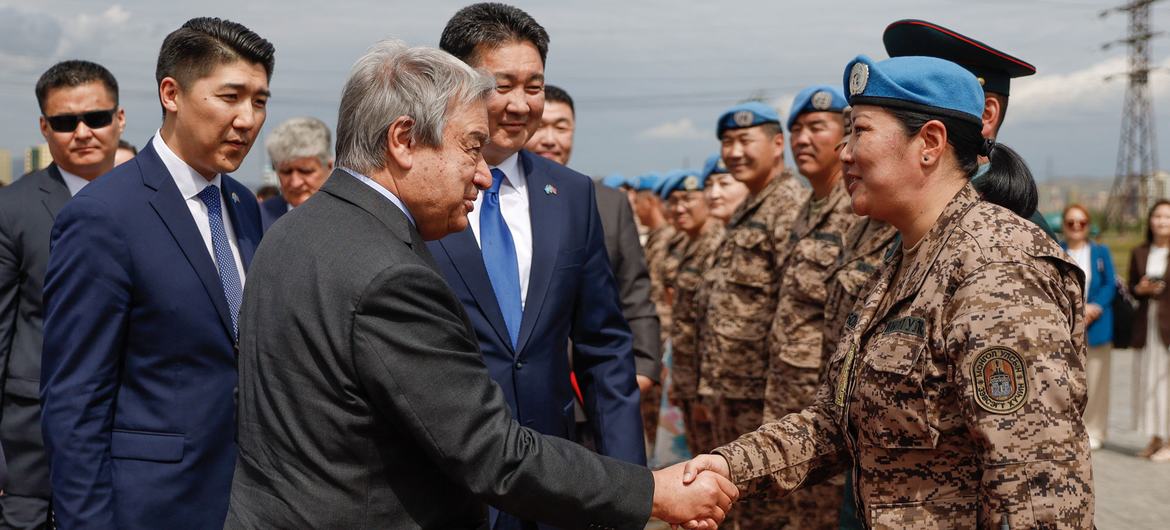 Le Secrétaire général António Guterres salue les soldats de la paix mongols, dont la contribution par habitant aux opérations de maintien de la paix est la plus importante.