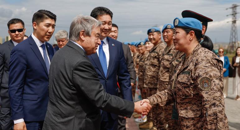 Na Mongólia, António Guterres agradeceu o serviço das forças de paz em missões e seu papel importante na agenda de paz, segurança e de participação feminina