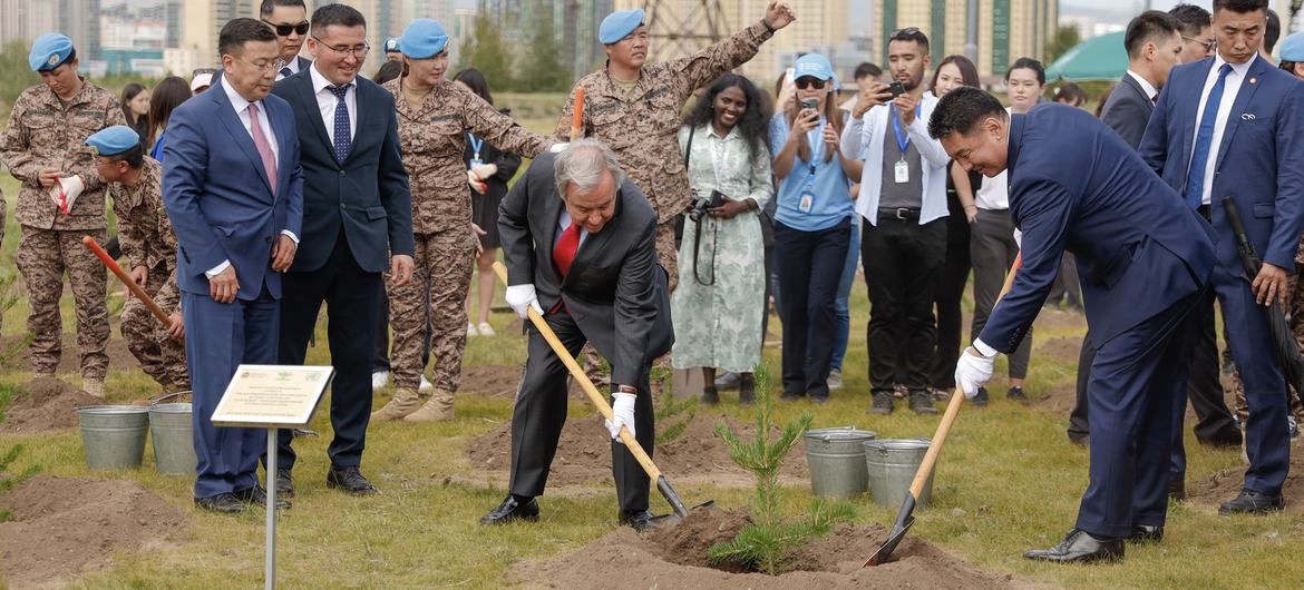 Secretary-General António Guterres at a tree planting event attended by President  Khurelsukh Ukhnaa of Mongolia.