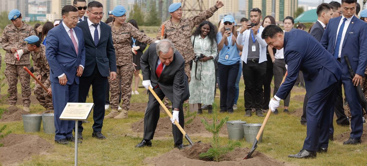 Katibu Mkuu António Guterres katika hafla ya upandaji miti iliyohudhuriwa na Rais Khurelsukh Ukhnaa wa Mongolia.