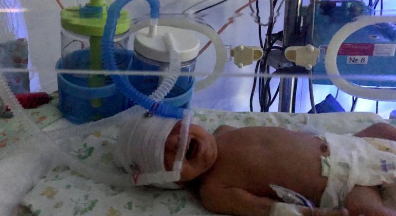 Bebê recebe suporte respiratório em uma clínica neonatal na Ucrânia