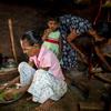 श्रीलंका के एक गाँव में रहने वाली 36 वर्षीय एस.ए. प्रियंगनी और उनके पति, आर्थिक संकट के कारण पहले ही अपने नौ सदस्यों के परिवार का भरण-पोषण करने के लिये संघर्ष कर रहे थे. खाद्य मुद्रास्फ़ीति के रिकॉर्ड उच्च स्तर पर पहुँचने के साथ ही, उनके लिये दैनिक भोजन ज