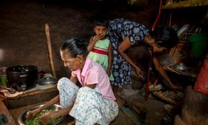 श्रीलंका के एक गाँव में रहने वाली 36 वर्षीय एस.ए. प्रियंगनी और उनके पति, आर्थिक संकट के कारण पहले ही अपने नौ सदस्यों के परिवार का भरण-पोषण करने के लिये संघर्ष कर रहे थे. खाद्य मुद्रास्फ़ीति के रिकॉर्ड उच्च स्तर पर पहुँचने के साथ ही, उनके लिये दैनिक भोजन ज