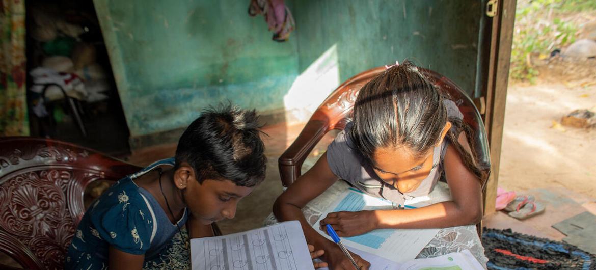 13 साल की अनोजा वीरसिंघे और उनकी 9 साल की बहन अनुषा वीरसिंघे, अपने दादा-दादी के साथ श्रीलंका के एक सुदूर गाँव में रहती हैं. आर्थिक संकट की वास्तविकता ने उनके परिवार को भी प्रभावित किया है. श्रीलंका में बढ़ती खाद्य असुरक्षा से सबसे अधिक बच्चों पर असर पड़ा 