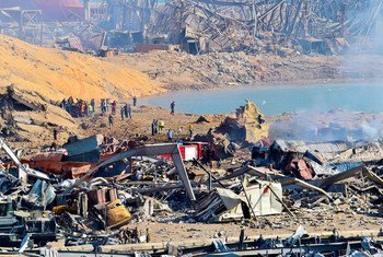 Trabajadores evaluando los daños en el puerto de Beirut, en el Líbano, tras una explosión mortal el 4 de agosto de 2020.
