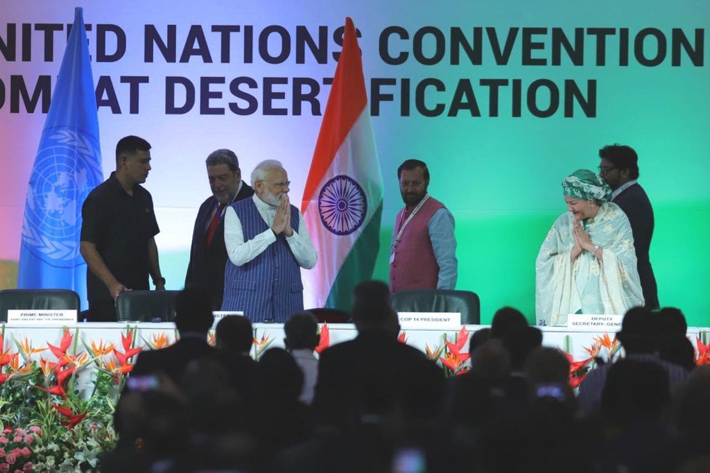 संयुक्त राष्ट्र उपमहासचिव आमिना जे मोहम्मद नई दिल्ली में कॉप-14 सम्मेलन के दौरान भारत के प्रधानमंत्री नरेंद्र मोदी के साथ स्टेज पर. (9 सितंबर 2019)