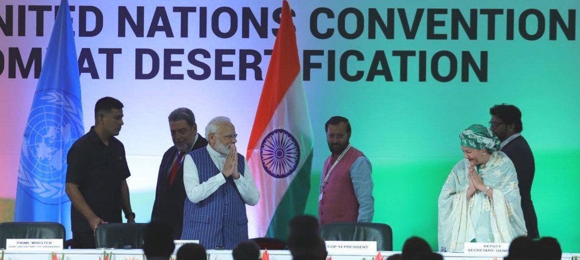 संयुक्त राष्ट्र उपमहासचिव आमिना जे मोहम्मद नई दिल्ली में कॉप-14 सम्मेलन के दौरान भारत के प्रधानमंत्री नरेंद्र मोदी के साथ स्टेज पर. (9 सितंबर 2019)