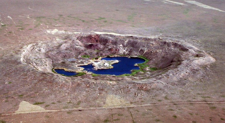 Crateres en un antiguo campo de pruebas nucleares de la antigua Unión Soviética en Semipalatinsk, en Kazajistán. 