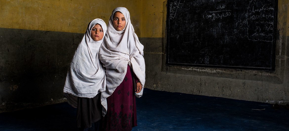 Deux sœurs posent pour une photo à l'école dans la province de Nangarhar, en Afghanistan.