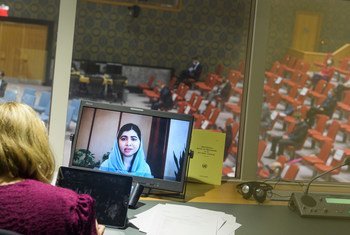 2021年9月9日，马拉拉•尤萨夫扎伊在联合国安理会阿富汗问题会议上发表讲话的图像映衬在一个翻译间内的电脑屏幕上。