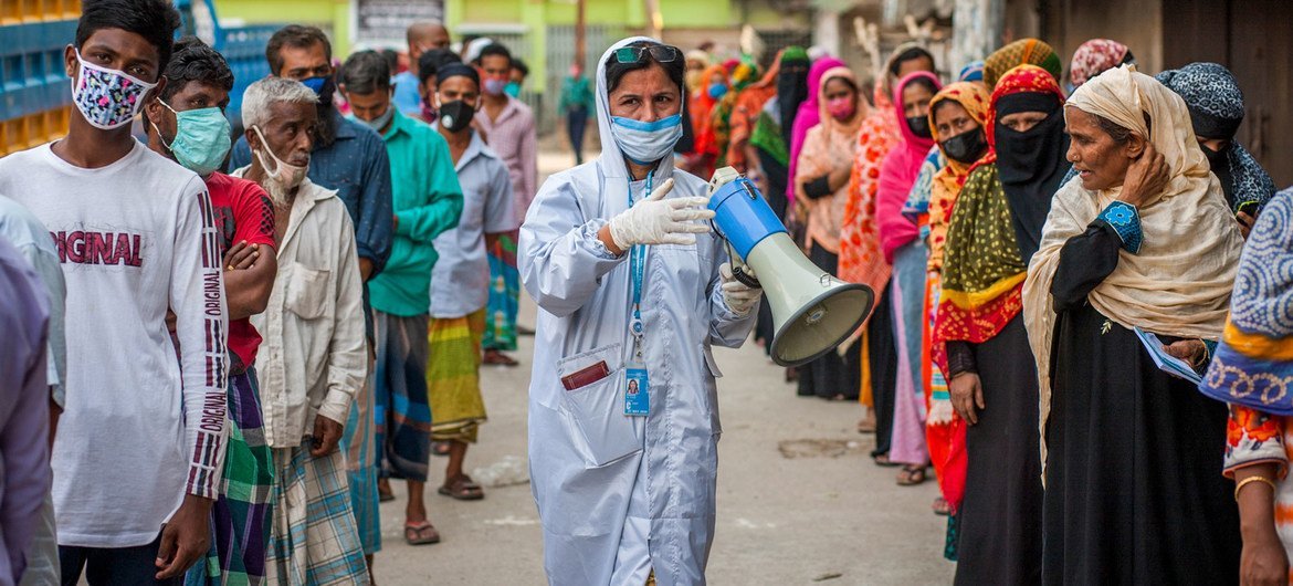 Distribution de nourriture pendant la pandémie de coronavirus au Bangladesh.  (déposer)