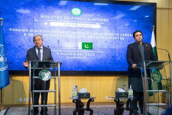 El Secretario General António Guterres (izquierda) y el ministro de Asuntos Exteriores de Pakistán, Bilawal Bhutto Zardari, celebran una rueda de prensa conjunta