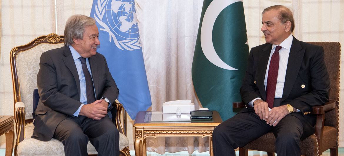 Le Secrétaire général de l'ONU António Guterres (à gauche) rencontre le Premier ministre du Pakistan, Muhammad Shehbaz Sharif.