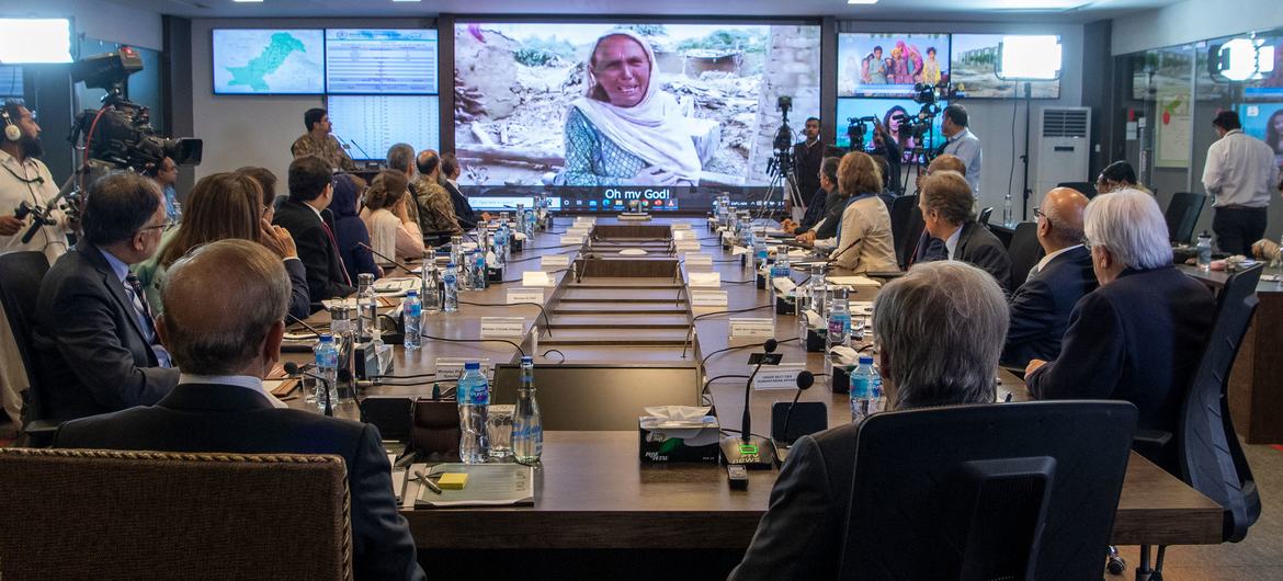 Le Secrétaire général de l'ONU António Guterres (à droite, dos à la caméra) visite le Centre national de coordination et de réponse aux inondations à Islamabad.