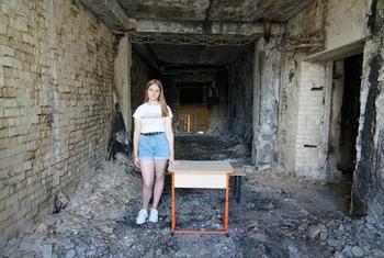 15-летняя Арина  возле разрушенной школы