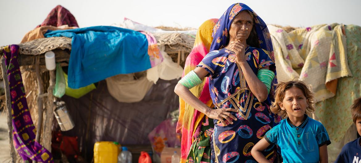 أسرة نازحة في بلوشستان، باكستان