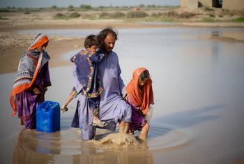 Une famille touchée par les inondations au Baloutchistan, au Pakistan, 