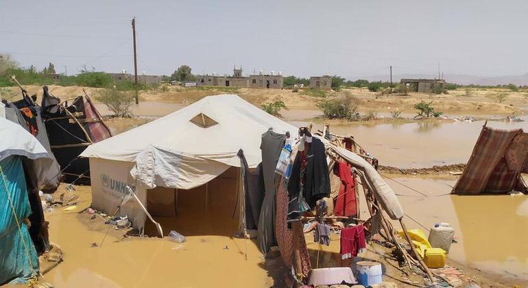 نصب خيام في مخيم لمن فقدوا منازلهم جراء الفيضانات في الجوف، اليمن.