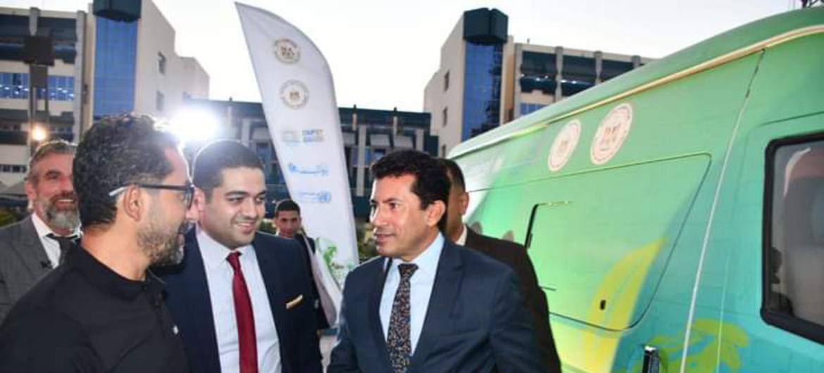 وزير الشباب المصري مع ممثل اليونيسف في القافلة