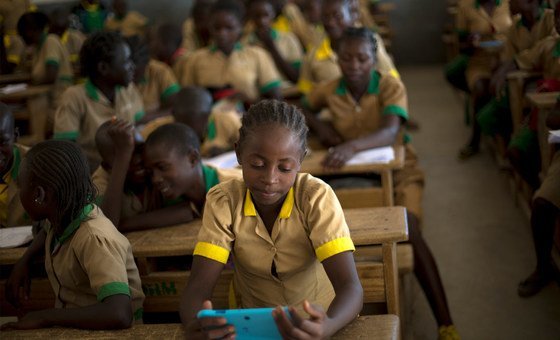Criança em Baigai, nos Camarões. Fechamento prolongado e sem precedentes das escolas afetou os alunos de diversas formas.  