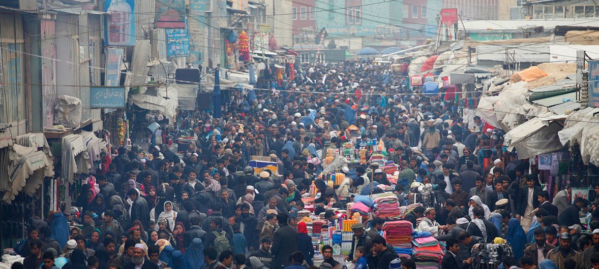 अफ़ग़ानिस्तान की राजधानी काबुल में एक भीड़ बरे बाज़ार का नज़ारा. 