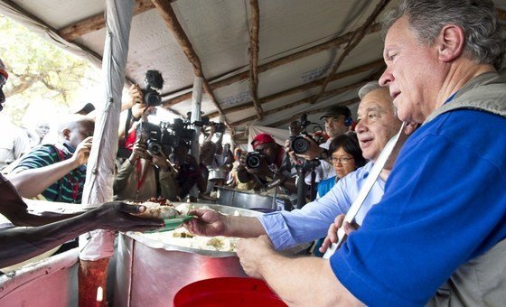 António Guterres e David Beasley em assentamento de refugiados no Uganda