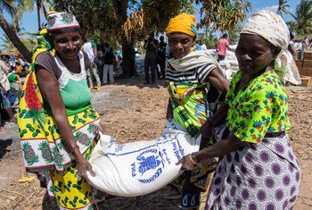 当自然灾害来袭时，如莫桑比克的龙卷风(如图)，世界粮食计划署动员起来为受影响的人口提供食物。
