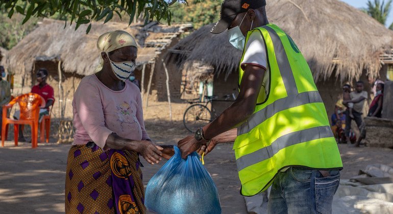 برغم التحديات الجسيمة التي تواجه العمليات التشغيلية، بما في ذلك جائحة كوفيد-19، ظل برنامج الأغذية العالمي يواصل العمل للوصول إلى النازحين في كابو ديلغادو في موزامبيق.
