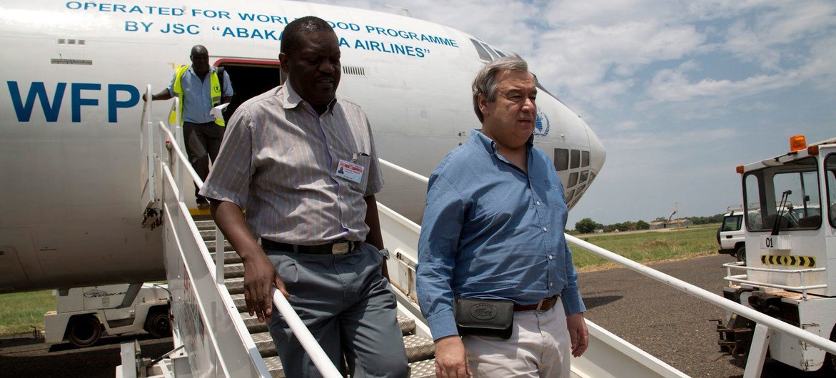 António Guterres presenció en Sudán del Sur el año 2014 una entrega de alimentos vía aérea por parte del PMA , cuando era jefe de la agencia de la ONU para los refugiados, el ACNUR.