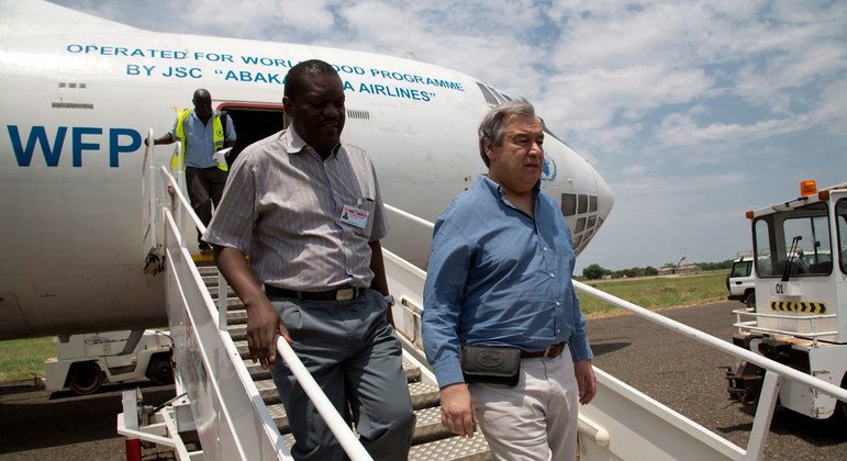 Le Secrétaire général de l’ONU, António Guterres, observe une livraison aérienne du PAM au Soudan du Sud en 2014, quand il était chef du HCR.
