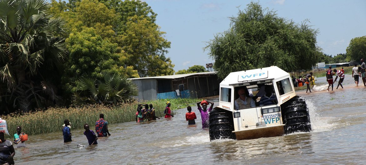 Un véhicule tout-terrain du PAM est déployé à Bor, dans le sud du Soudan, pour acheminer l'aide alimentaire.